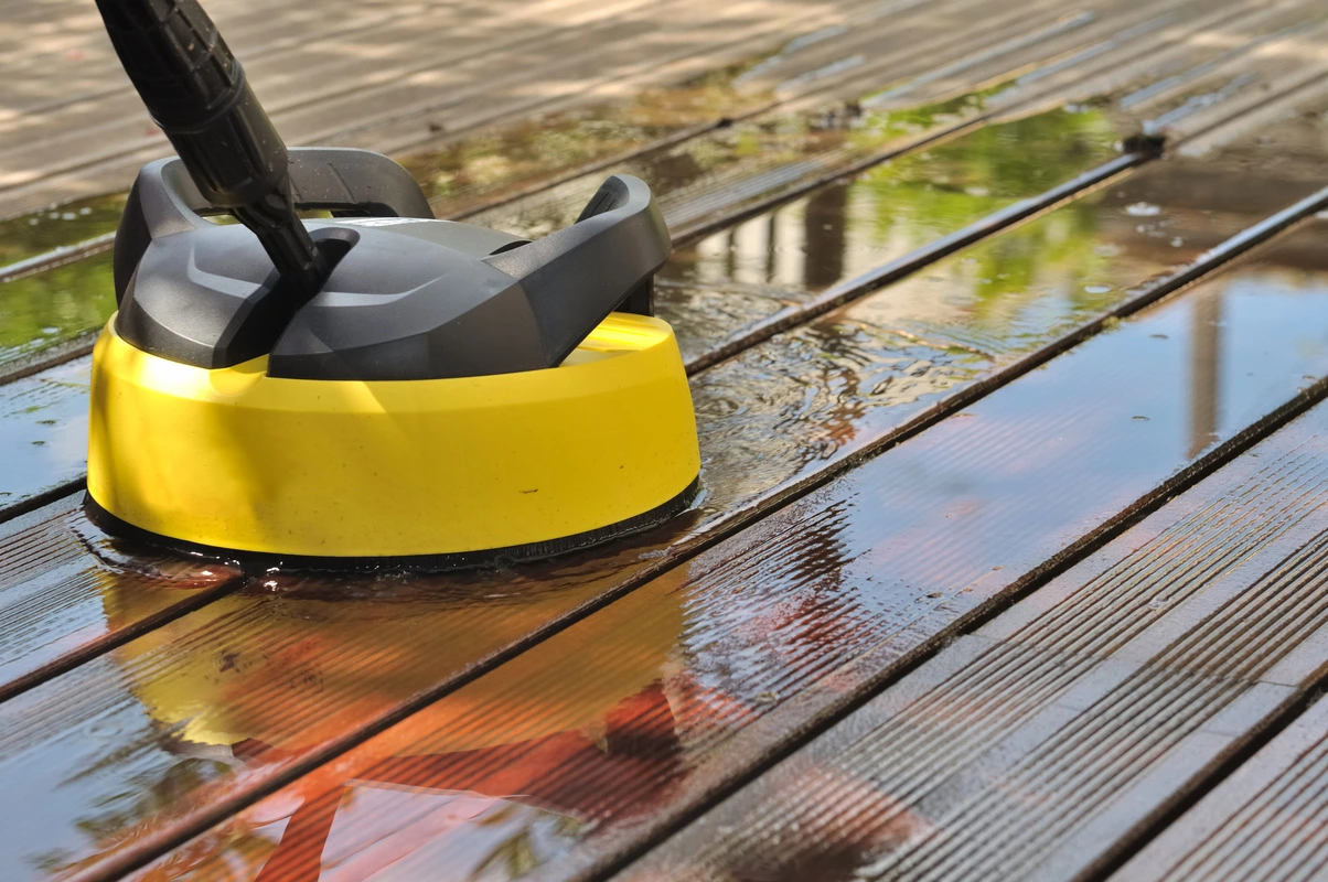 Nettoyage d'une terrasse en bois avec un nettoyeur haute pression – Remise en état d'espaces extérieurs, incluant le nettoyage des terrasses et allées pour un entretien impeccable des sols extérieurs.